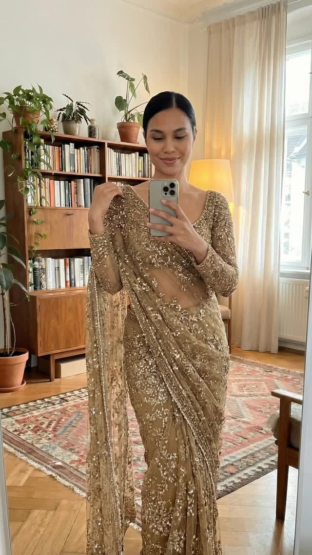 ✨ Turn heads & steal the spotlight in this golden dream! ✨ Embrace couture elegance & let your inner diva shine. 💃 Save this for your next big event! visit us @www.trendingwomenscloset.com #GoldSequinSaree #BridalNetSaree #WeddingFashion #BollywoodStyle